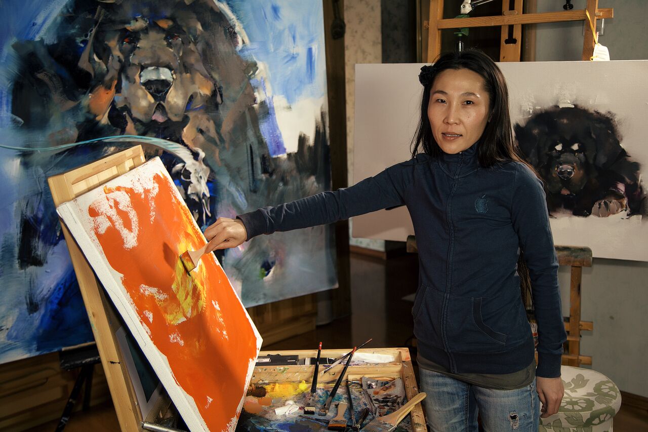 Die Künstlerin Javkhaa in ihrem Atelier
