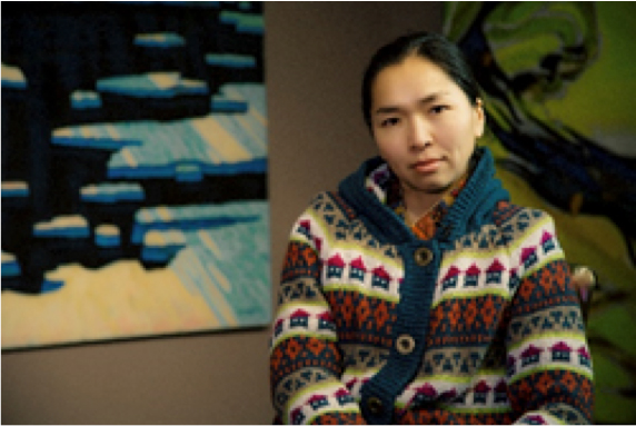 Die mongolische Künstlerin Tuvshoo vor seinen Gemälden